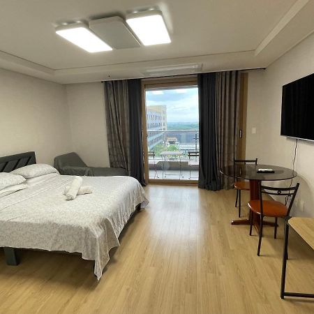 Spacious Luxury Condo W/ Kitchen Beside Hilton Clark D'Heights Анхелес Экстерьер фото