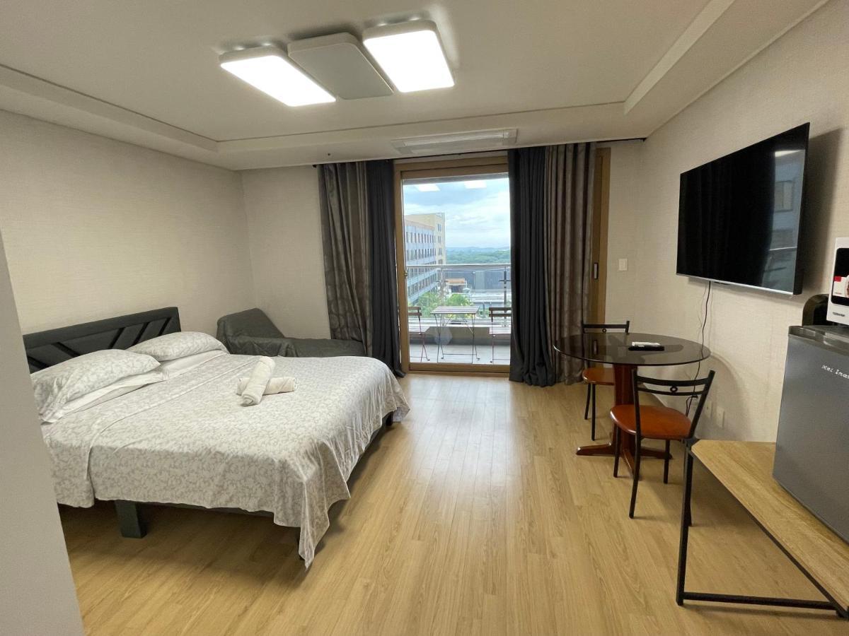 Spacious Luxury Condo W/ Kitchen Beside Hilton Clark D'Heights Анхелес Экстерьер фото