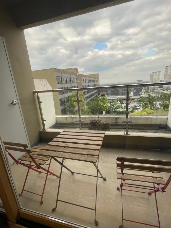 Spacious Luxury Condo W/ Kitchen Beside Hilton Clark D'Heights Анхелес Экстерьер фото